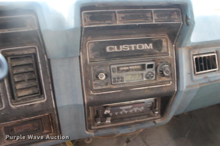 image for item DA4264 1981 Ford F250 flatbed pickup truck