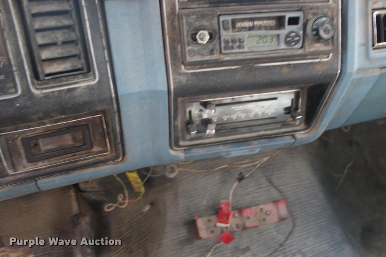 image for item DA4264 1981 Ford F250 flatbed pickup truck