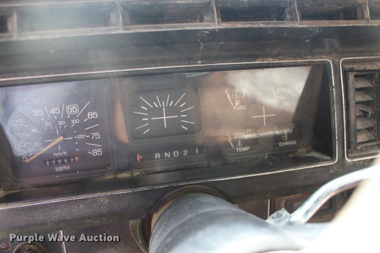 image for item DA4264 1981 Ford F250 flatbed pickup truck