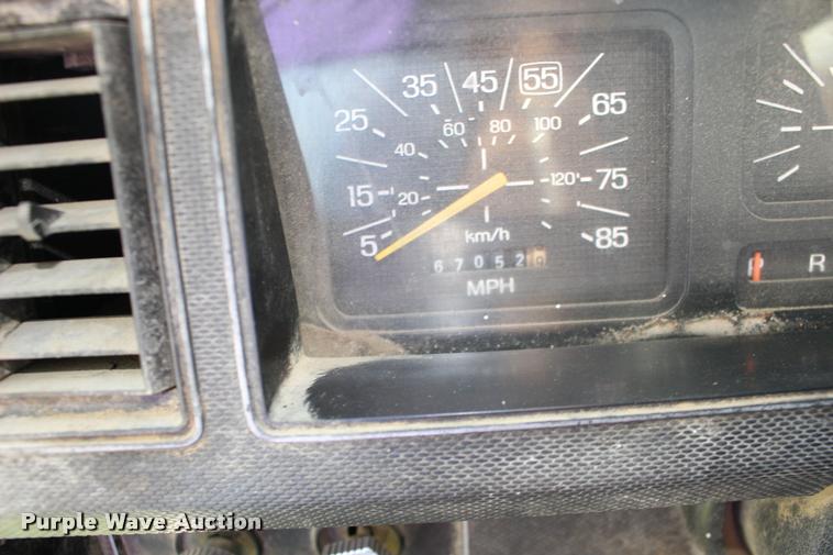 image for item DA4264 1981 Ford F250 flatbed pickup truck