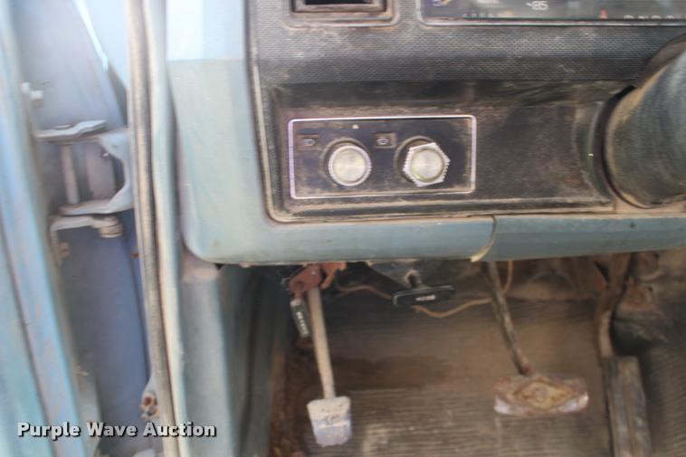 image for item DA4264 1981 Ford F250 flatbed pickup truck