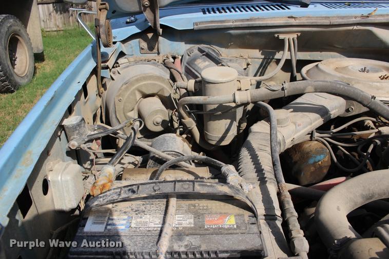 image for item DA4264 1981 Ford F250 flatbed pickup truck