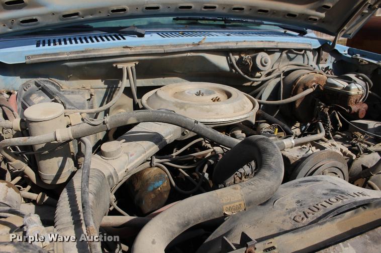 image for item DA4264 1981 Ford F250 flatbed pickup truck