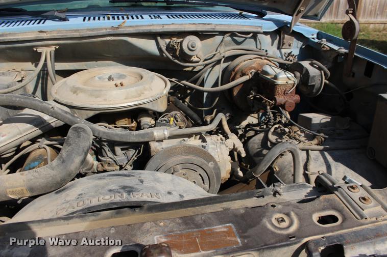 image for item DA4264 1981 Ford F250 flatbed pickup truck