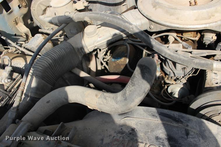 image for item DA4264 1981 Ford F250 flatbed pickup truck