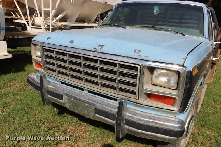 image for item DA4264 1981 Ford F250 flatbed pickup truck