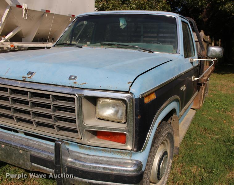 image for item DA4264 1981 Ford F250 flatbed pickup truck