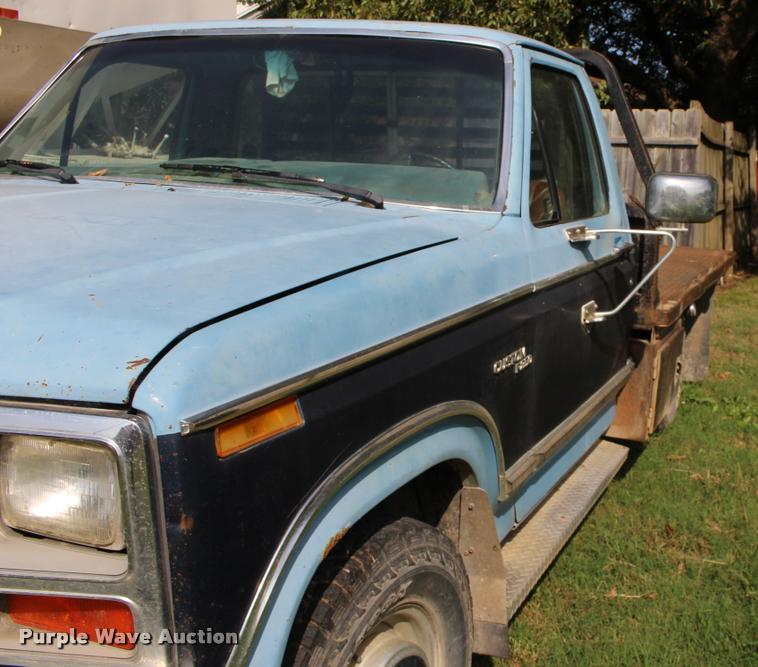 image for item DA4264 1981 Ford F250 flatbed pickup truck