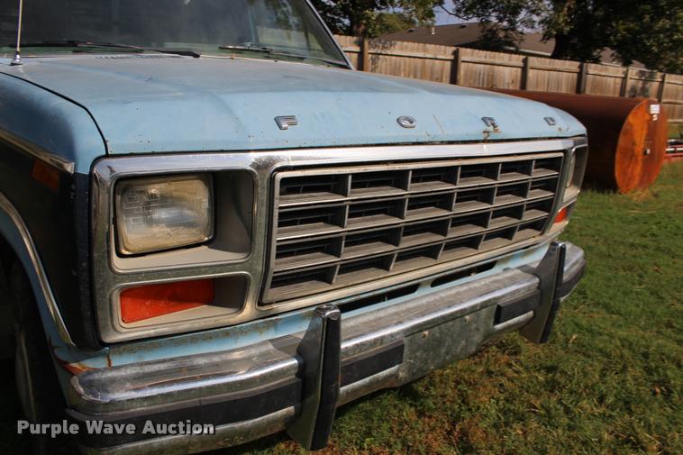 image for item DA4264 1981 Ford F250 flatbed pickup truck