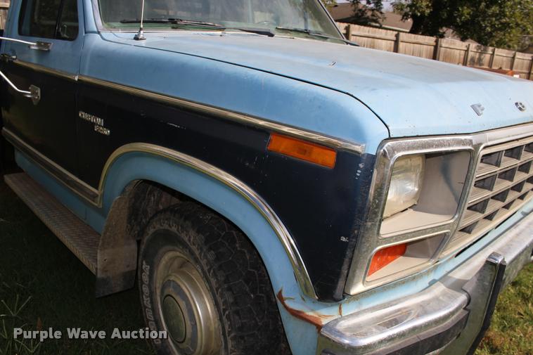 image for item DA4264 1981 Ford F250 flatbed pickup truck