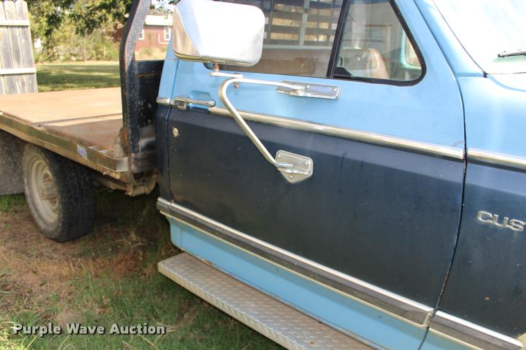 image for item DA4264 1981 Ford F250 flatbed pickup truck