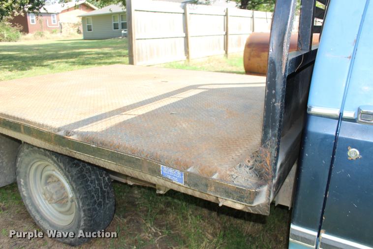 image for item DA4264 1981 Ford F250 flatbed pickup truck