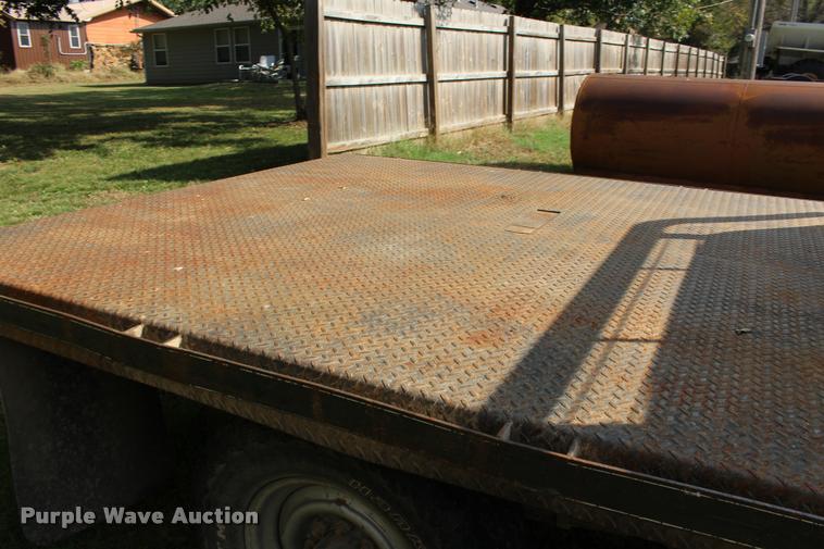 image for item DA4264 1981 Ford F250 flatbed pickup truck