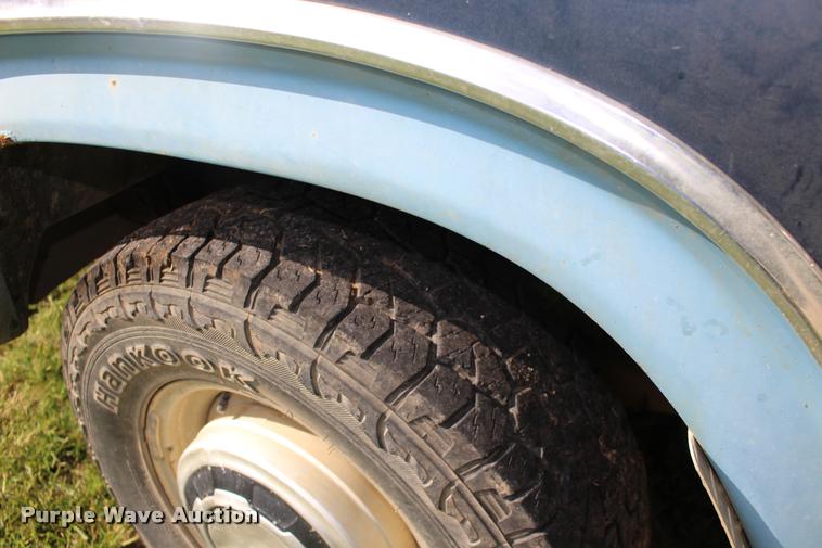 image for item DA4264 1981 Ford F250 flatbed pickup truck