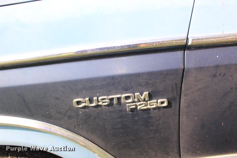 image for item DA4264 1981 Ford F250 flatbed pickup truck