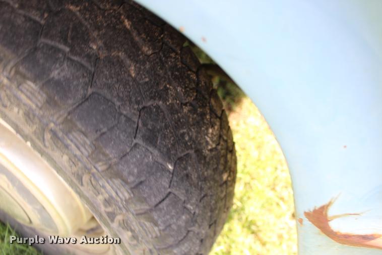 image for item DA4264 1981 Ford F250 flatbed pickup truck