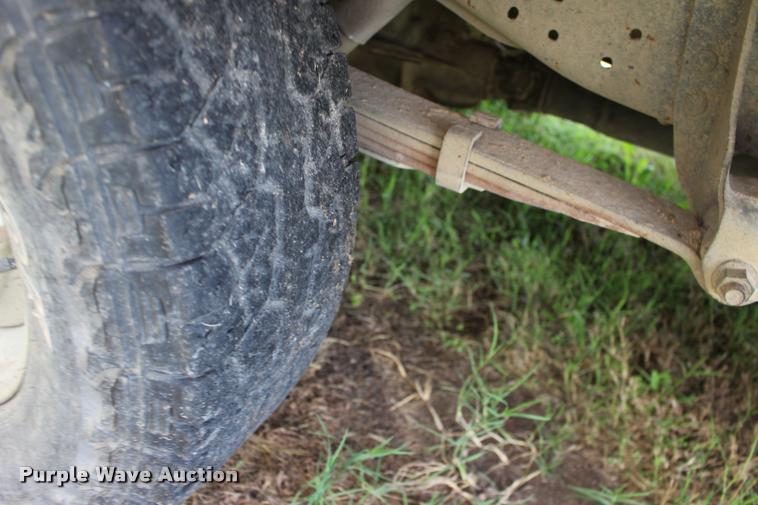 image for item DA4264 1981 Ford F250 flatbed pickup truck