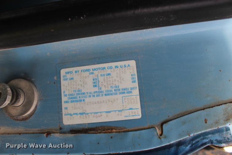 image for item DA4264 1981 Ford F250 flatbed pickup truck