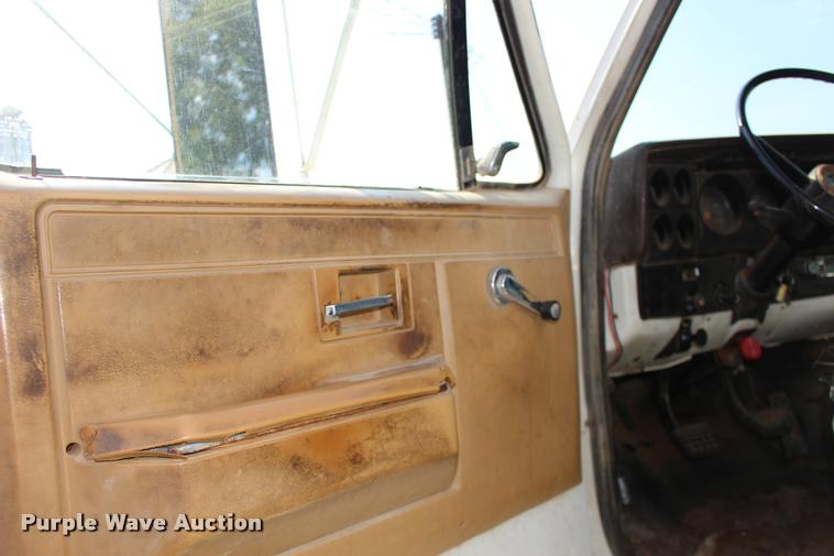 image for item DA4265 1987 Chevrolet C7500 tender truck