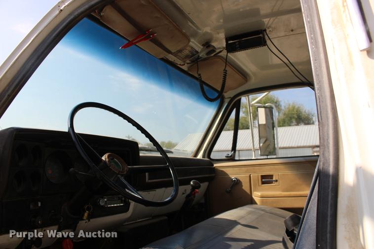 image for item DA4265 1987 Chevrolet C7500 tender truck