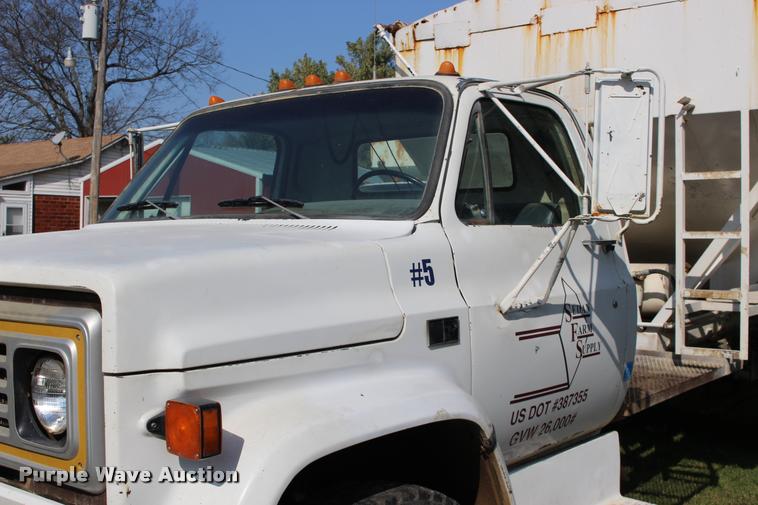 image for item DA4265 1987 Chevrolet C7500 tender truck