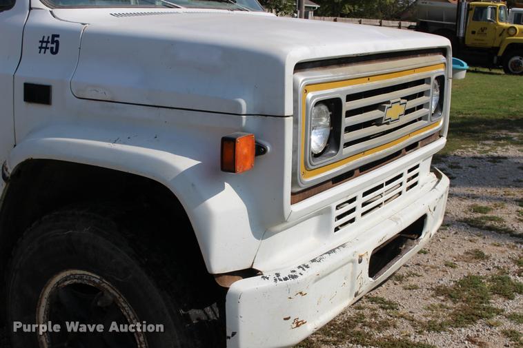 image for item DA4265 1987 Chevrolet C7500 tender truck