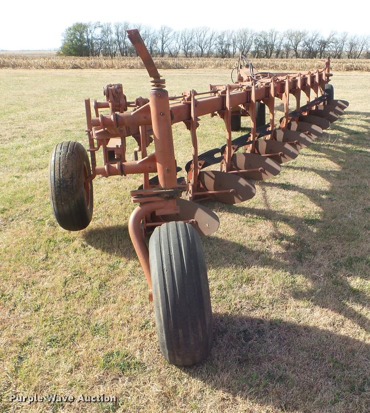 image for item DA5059 International 800 10 bottom plow