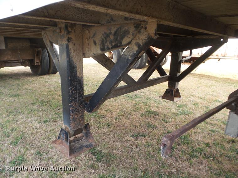 image for item DA5061 1977 Fruehauf FBB8-17-26 dry van trailer