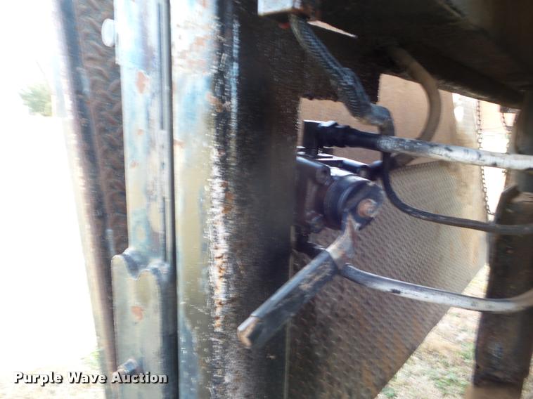 image for item DA5061 1977 Fruehauf FBB8-17-26 dry van trailer