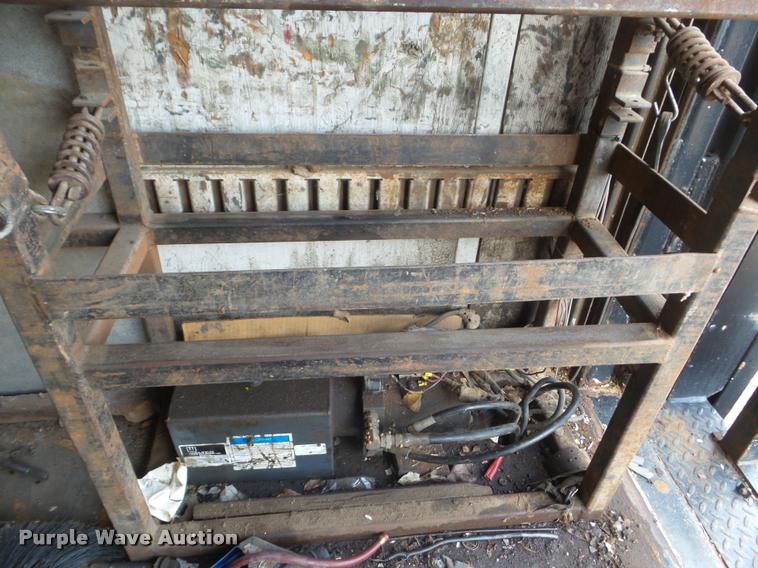 image for item DA5061 1977 Fruehauf FBB8-17-26 dry van trailer