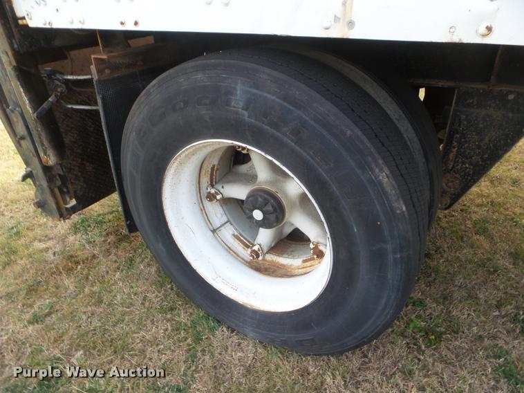 image for item DA5061 1977 Fruehauf FBB8-17-26 dry van trailer