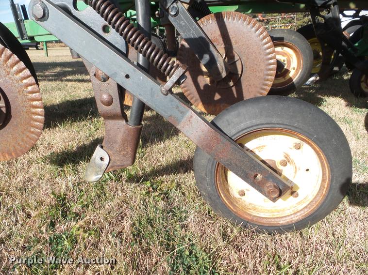 image for item DA5065 John Deere 610 air seeder