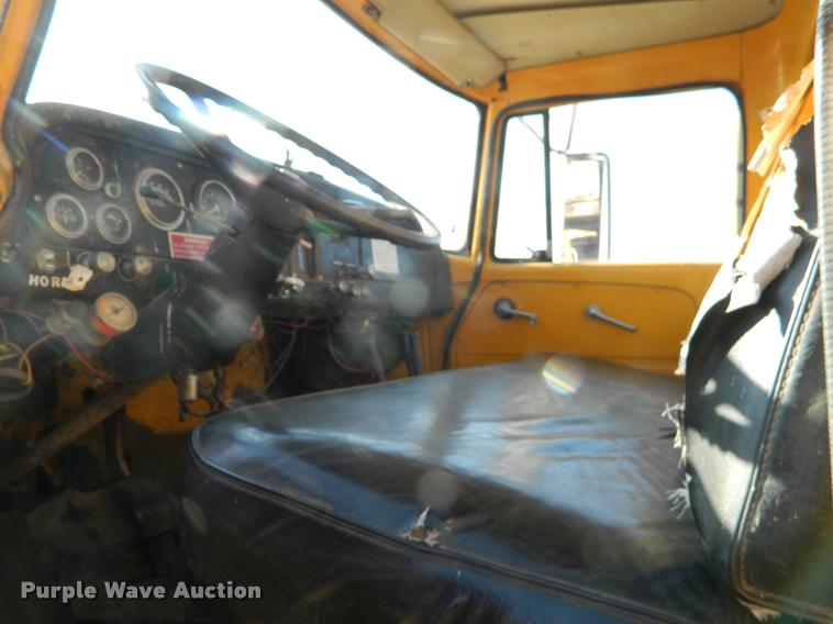 image for item DA5071 1977 International Loadstar 1700 dump truck