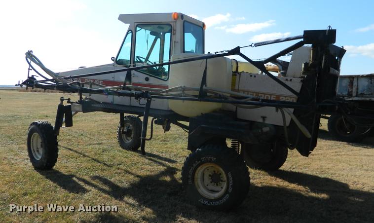 image for item DA5072 Melroe Spra-Coupe 220 self-propelled sprayer