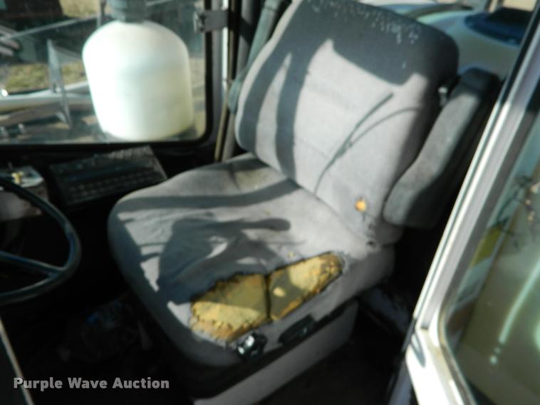 image for item DA5072 Melroe Spra-Coupe 220 self-propelled sprayer