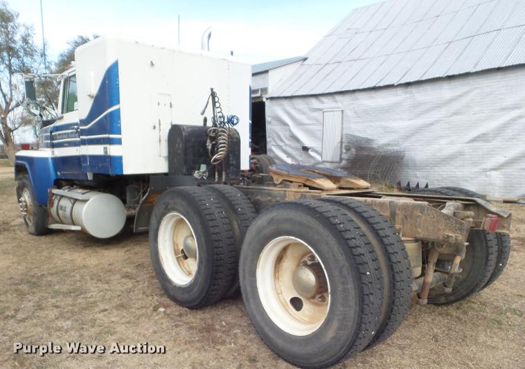image for item DA5089 1989 Ford LTL9000 semi truck