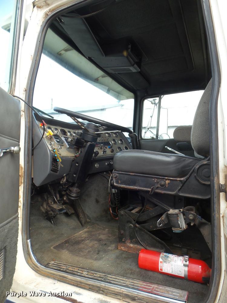 image for item DA5089 1989 Ford LTL9000 semi truck