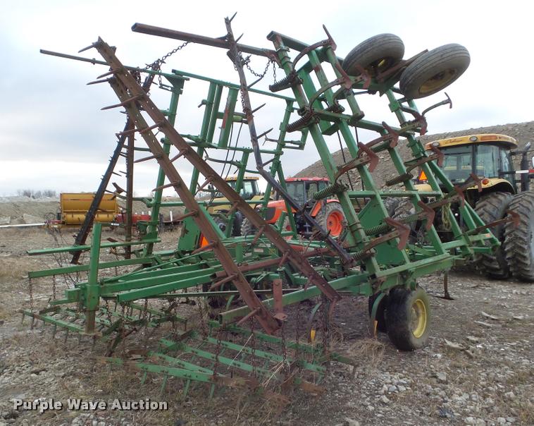 image for item DA5164 1987 John Deere 960 field cultivator