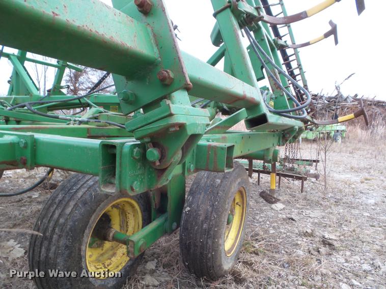image for item DA5164 1987 John Deere 960 field cultivator