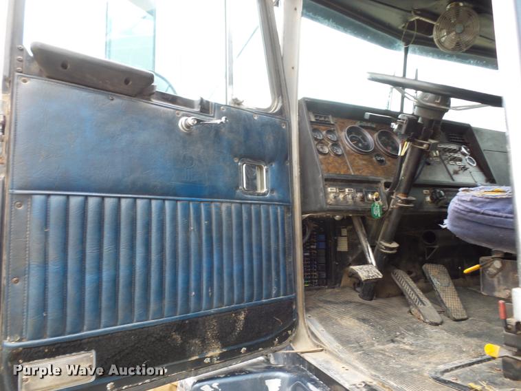 image for item DA5771 1989 Kenworth T600 grain truck