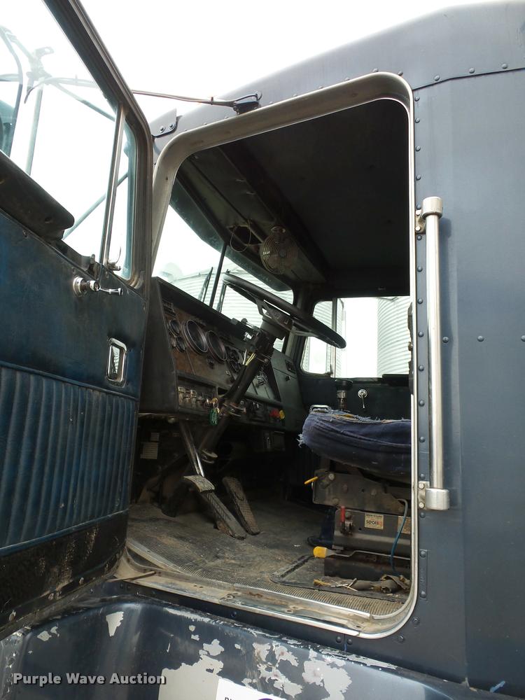 image for item DA5771 1989 Kenworth T600 grain truck