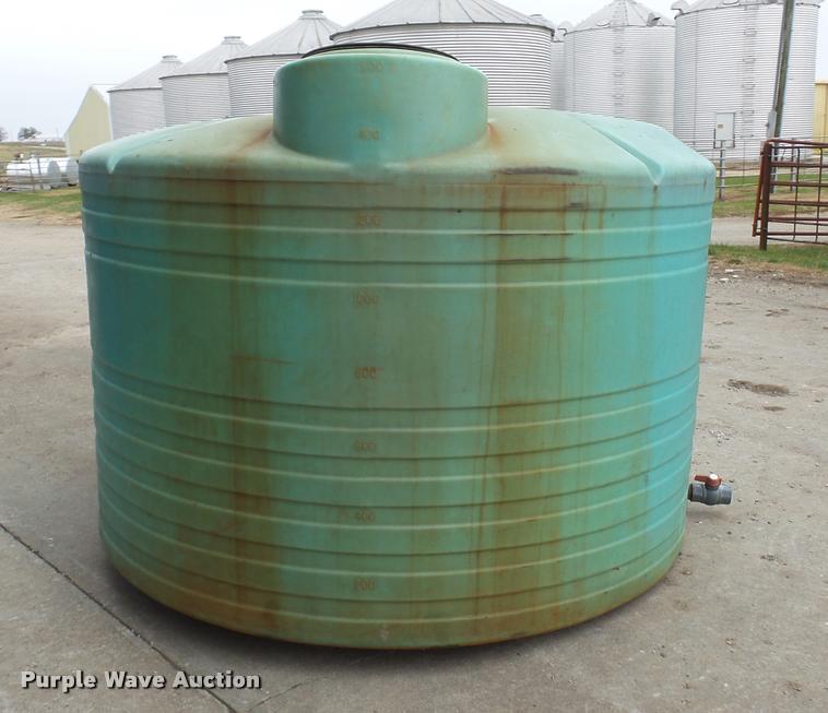 Poly water tank in Rockville, MO Item DA5772 sold Purple Wave