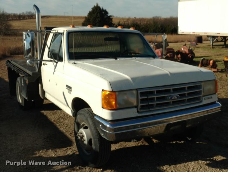 image for item DB0788 1990 Ford F450 Super Duty flatbed truck