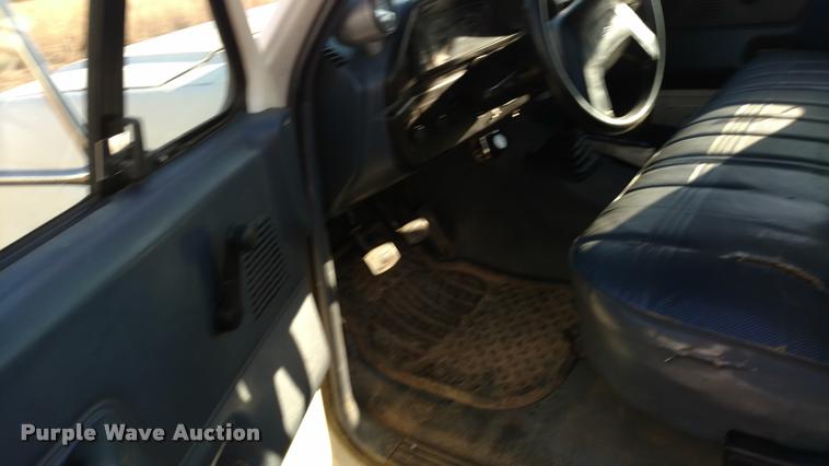 image for item DB0788 1990 Ford F450 Super Duty flatbed truck