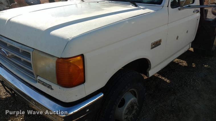 image for item DB0788 1990 Ford F450 Super Duty flatbed truck