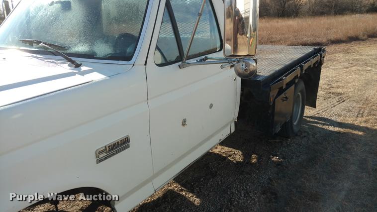 image for item DB0788 1990 Ford F450 Super Duty flatbed truck
