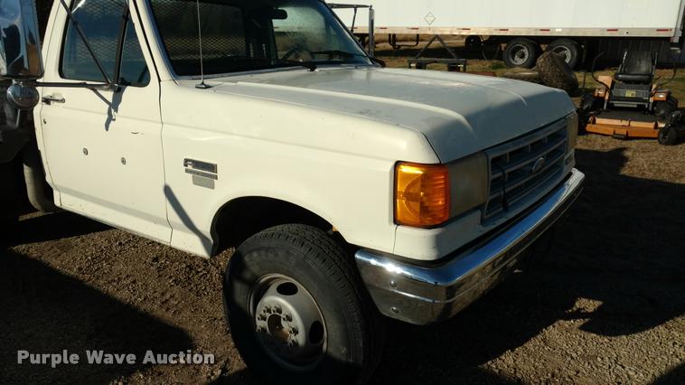 image for item DB0788 1990 Ford F450 Super Duty flatbed truck