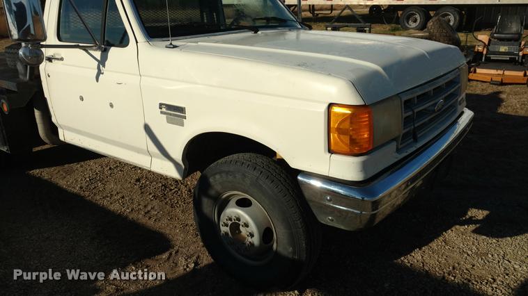 image for item DB0788 1990 Ford F450 Super Duty flatbed truck
