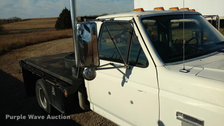 image for item DB0788 1990 Ford F450 Super Duty flatbed truck