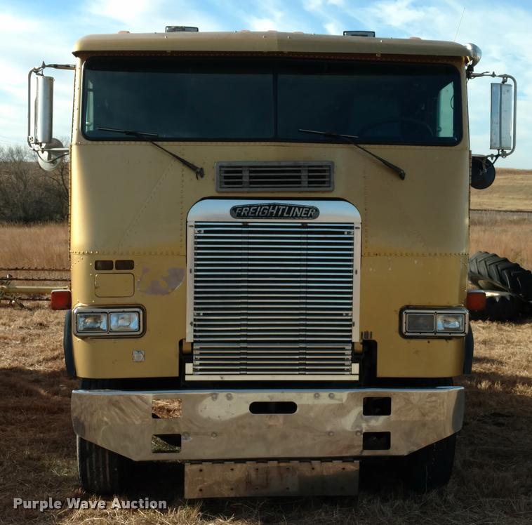 image for item DB0793 1989 Freightliner FLA semi truck
